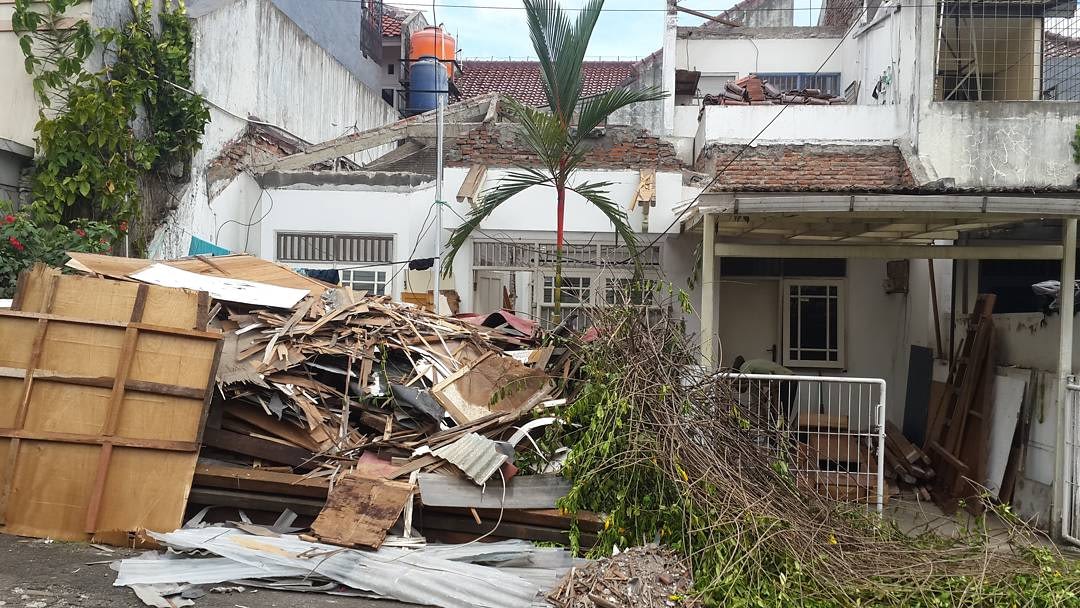 Melakukan renovasi rumah lama